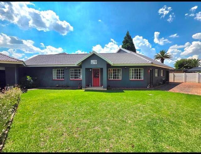 5 BEDROOM HOUSE FOR SALE IN GOLF PARK